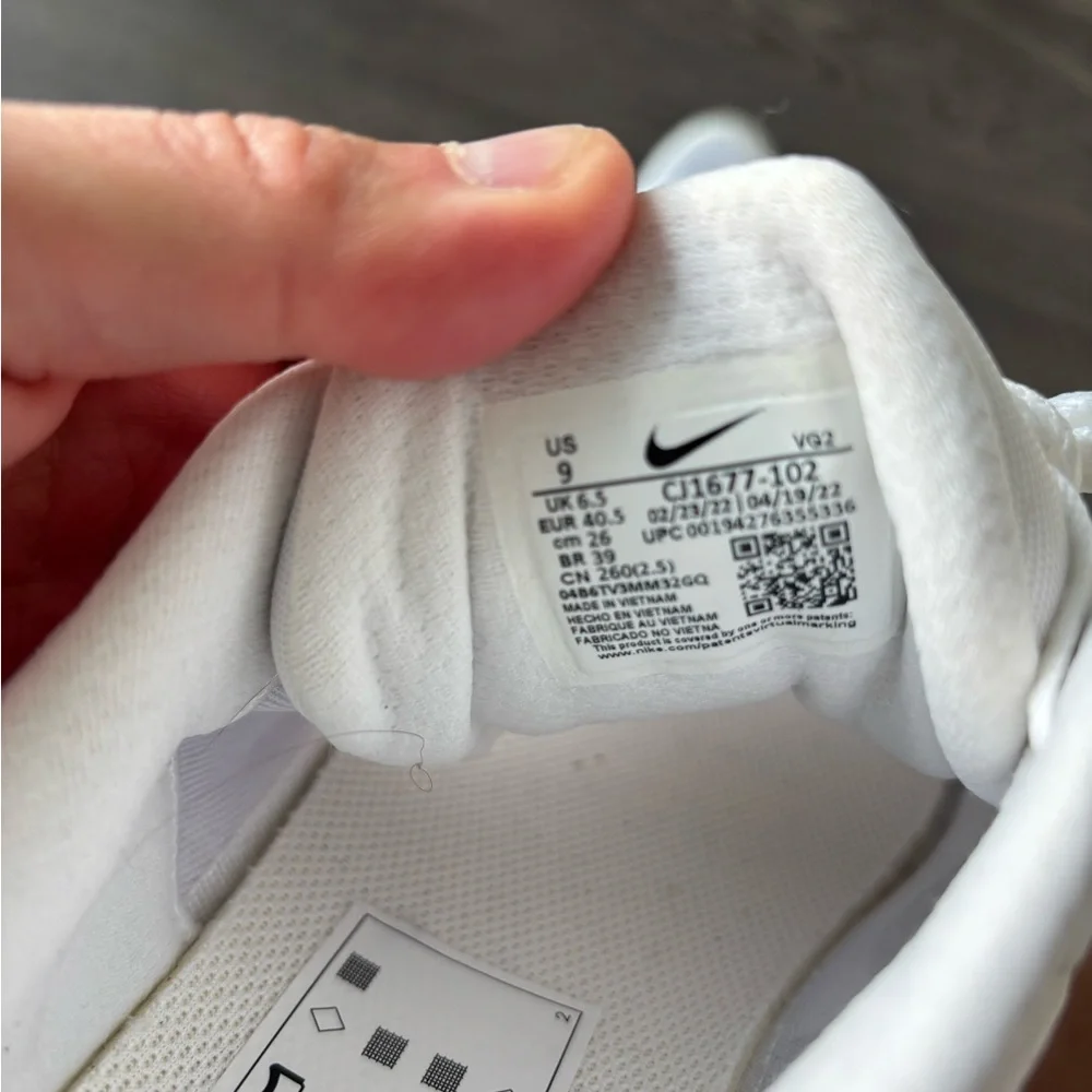 Nike Women's White Mesh Sneakers - Picture 7 of 7